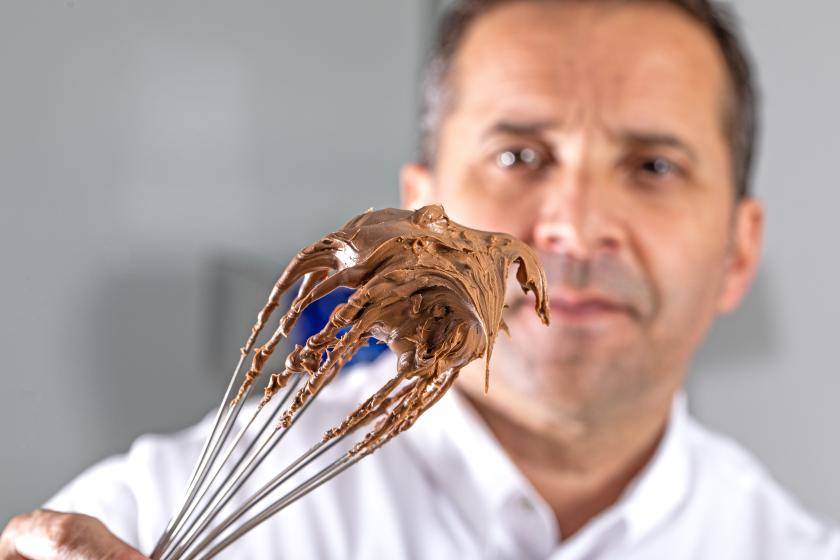 chef bertrand segurando fouet com chocolate na ponta